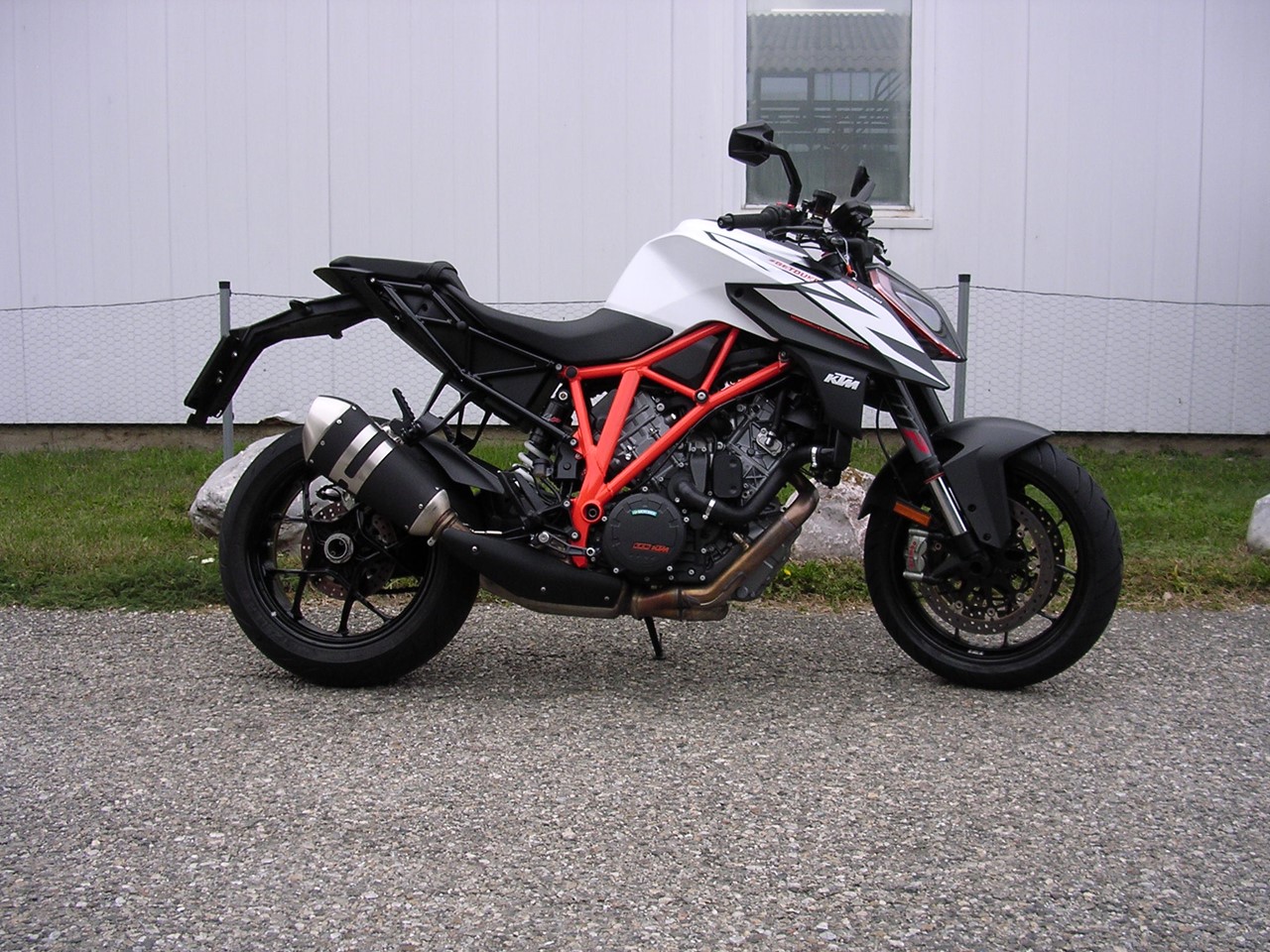 Bild von KTM 1290 Super Duke weiss 2019